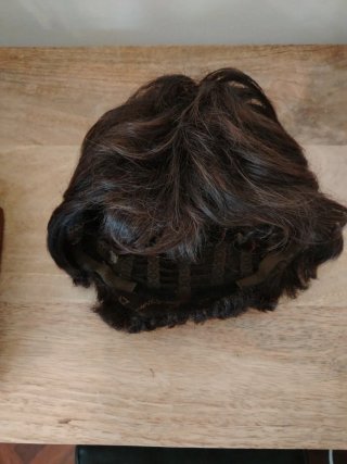 Peluca pelo sintético castaño oncológica