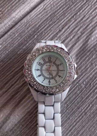Orologio Qi-watch bianco con zirconi