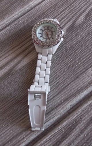 Orologio Qi-watch bianco con zirconi