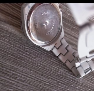 Orologio Qi-watch bianco con zirconi
