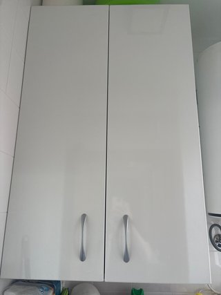 Mueble auxiliar blanco y plateado
