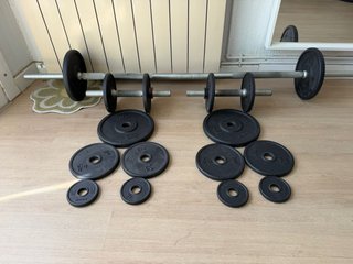 Pesas, mancuernas y barra de gimnasio