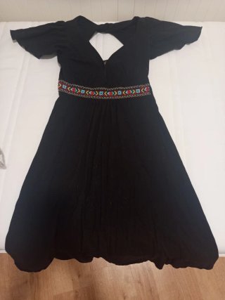 Vestido negro con bordado étnico