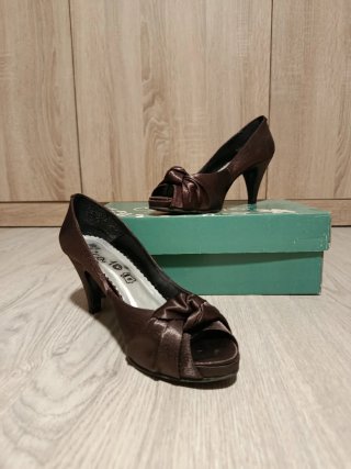 Zapatos de fiesta marrones con lazo