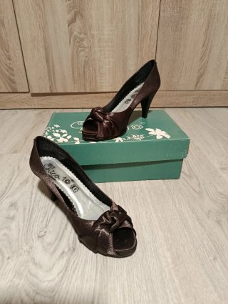 Zapatos de fiesta marrones con lazo