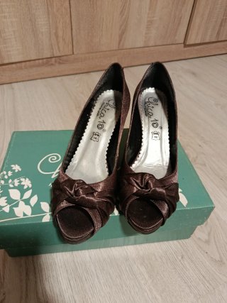 Zapatos de fiesta marrones con lazo