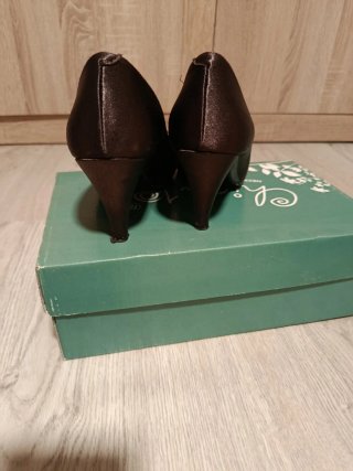 Zapatos de fiesta marrones con lazo