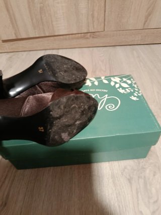 Zapatos de fiesta marrones con lazo