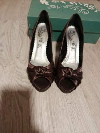 Zapatos de fiesta marrones con lazo