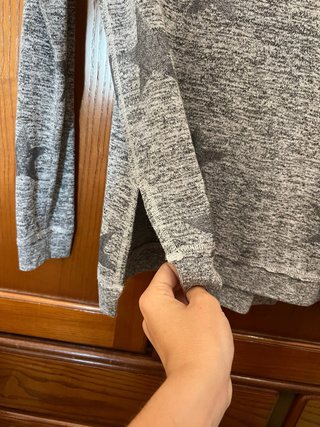 Sudadera gris con diseño de estrellas