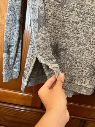 Sudadera gris con diseño de estrellas