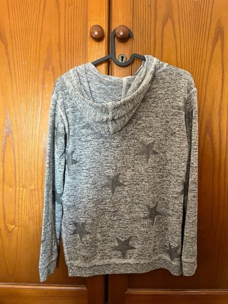 Sudadera gris con diseño de estrellas
