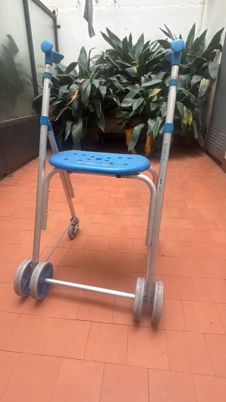 Andador 4 ruedas plegable Ortopedia Leganés