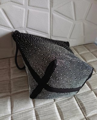 Borsa nera effetto sfumato con borchie silver