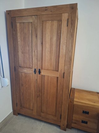 Armario de madera maciza