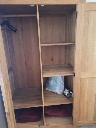 Armario de madera maciza