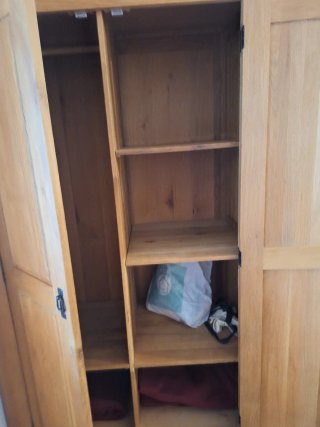 Armario de madera maciza