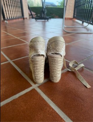 Sandalias cuña beige atadas