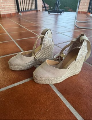 Sandalias cuña beige atadas