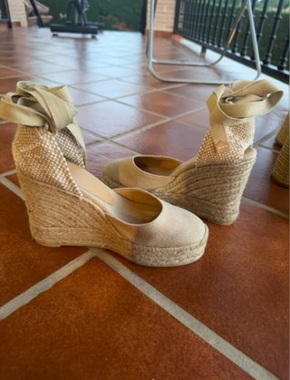 Sandalias cuña beige atadas