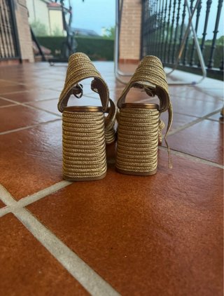Sandalias doradas de tacón y plataforma