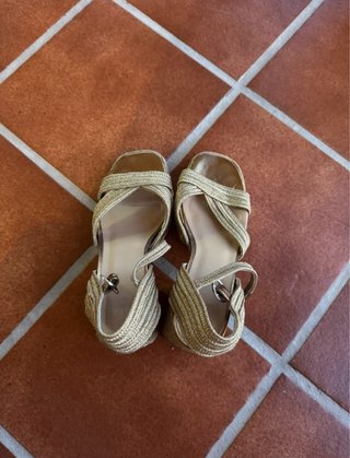 Sandalias doradas de tacón y plataforma