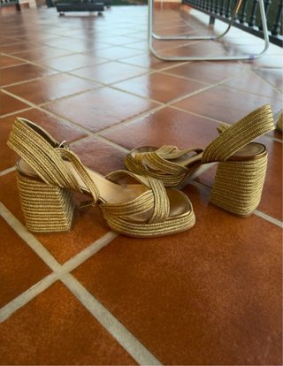 Sandalias doradas de tacón y plataforma