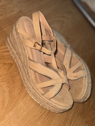 Sandalias PICCOLA Beige y Doradas