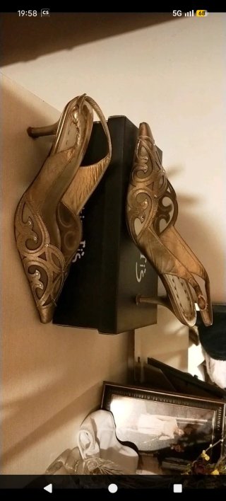 Zapatos de fiesta dorados con cristales