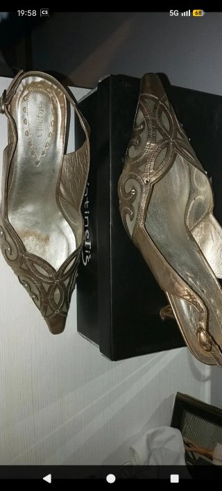 Zapatos de fiesta dorados con cristales