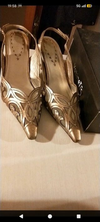 Zapatos de fiesta dorados con cristales
