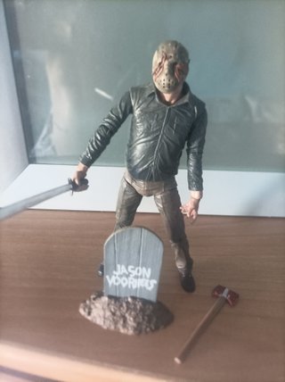 Figura terror Jason Voorhees hacha