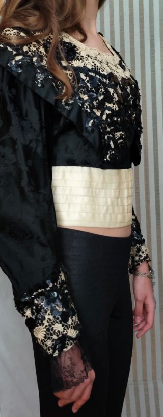 Top vintage pedrería negro y beige