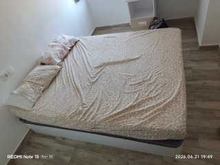Base de cama con colchón