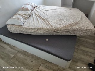 Base de cama con colchón