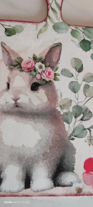 Tabla decorada con conejito y flores