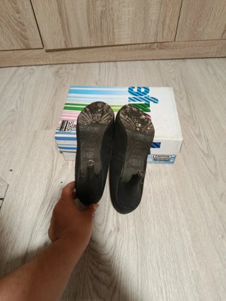 Zapatos de tacón Refresh negros y grises