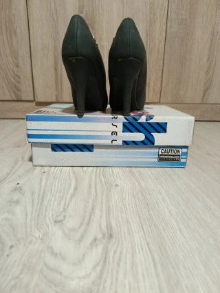 Zapatos de tacón Refresh negros y grises