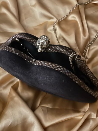 Bolso Negro con Calavera dorada