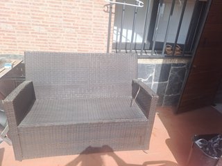 Sofá de mimbre marrón oscuro