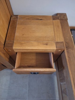 Mesita de noche de madera maciza