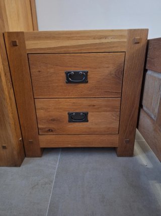 Mesita de noche de madera maciza