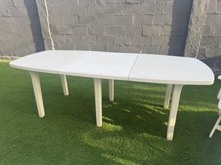 Mesa y 4 Sillas de Jardín Steiner Blancas