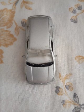 Coche de juguete Volkswagen Golf Plata marca Welly