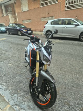 Qj motor srk  125 Naked Gris/Naranja