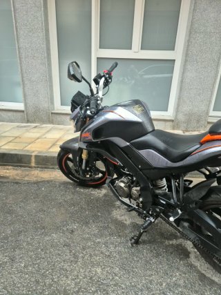 Qj motor srk  125 Naked Gris/Naranja