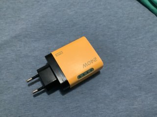 Cargador 240W amarillo