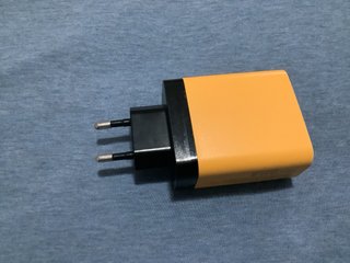 Cargador 240W amarillo