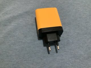 Cargador 240W amarillo