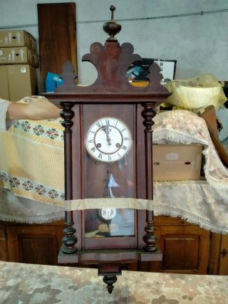 Reloj de pared antiguo de madera